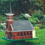 De Sint Petruskerk. Stond jarenlang op een platform bij de ingang van het kerkhof. Hier bij G.Mulder in de tuin.